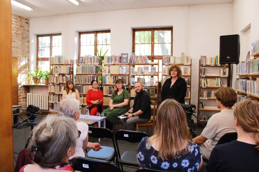 Biblioteka miejska w Dąbiu. Od lewej: Agnieszka Kuchcińska-Kurcz, Weronika Fibich, Paulina Romanowicz, Krzysztof Lichtblau, Kinga Rabińska Foto: © Miejska Biblioteka Publiczna w Szczecinie