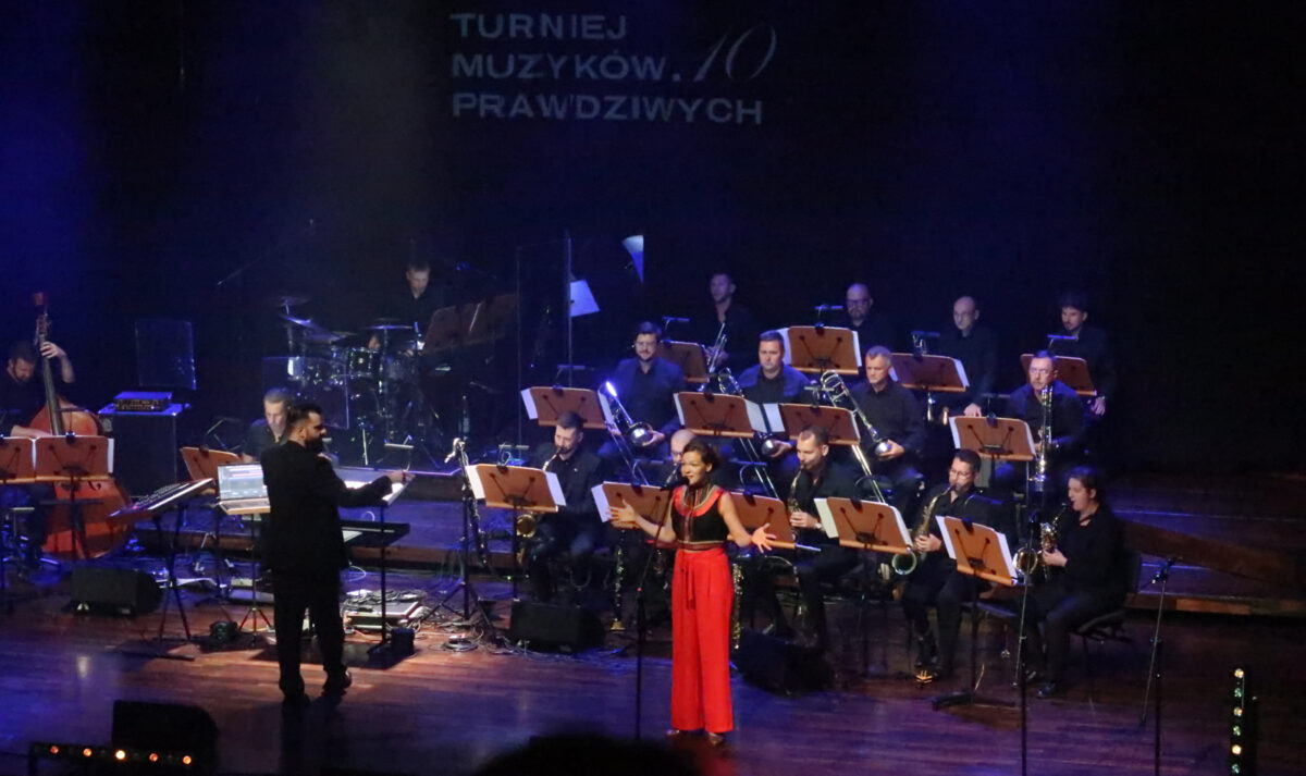 Die Szczecin Philharmonic Big Band mit Maniucha Bikont beim »Turnier der wahren Musiker« Zdjęcie: © Veiko Boden